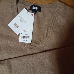 Uniqlo cashmere sweater v-neck